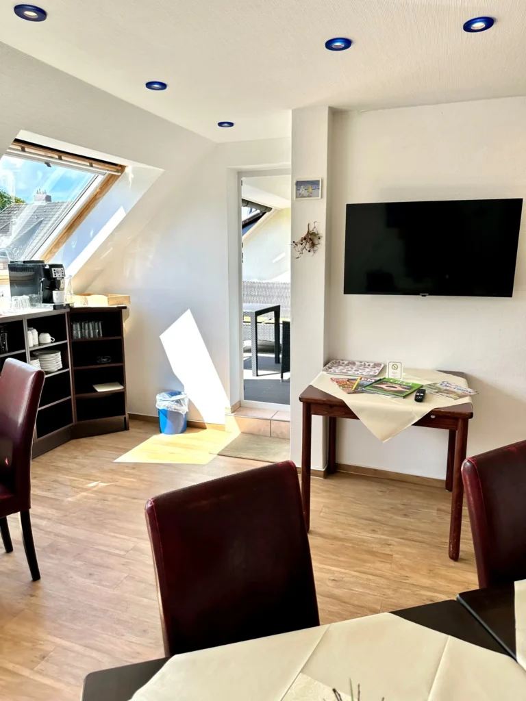 Hotel Kleine Perle Cuxhaven – Cafèbar mit Dachloggia, Flatscreen-TV, Kaffeebar und Zugang zur Terrasse